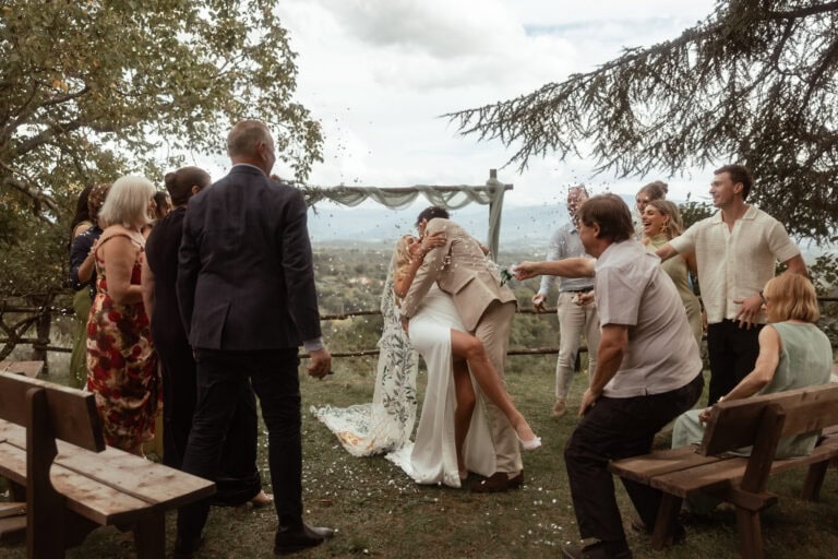 This intimate tuscan wedding of Zoe & Sam will make you dream of the amazing day spent with friends and family during the most important day of your life!